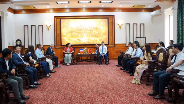 Phó Chủ tịch Thường trực Ủy ban nhân dân thành phố Huế Hoàng Hải Minh đã tiếp Đoàn đại biểu thành phố Cergy (Cộng hòa Pháp) do bà Malika Yebdri làm Trưởng đoàn.