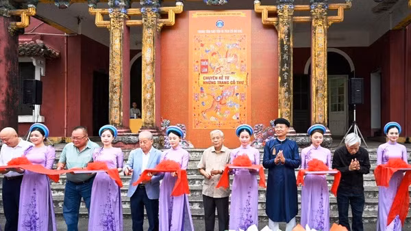 Các đại biểu cắt băng khai mạc triển lãm “Chuyện kể từ những trang cổ thư”.