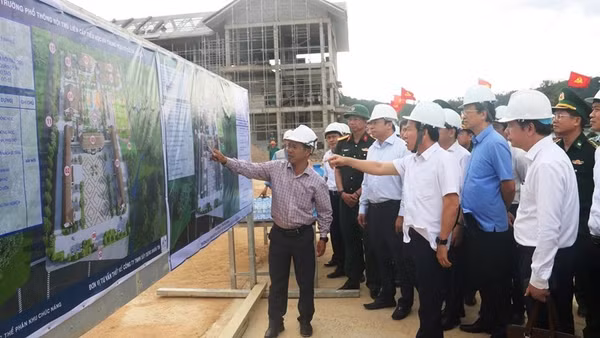 Phó Thủ tướng Lê Tiến Châu kiểm tra tiến độ thi công trên công trường Trường phổ thông nội trú liên cấp tại A Lưới 4.