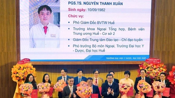 Tân Phó Giáo sư, Tiến sĩ Nguyễn Thanh Xuân, Phó Giám đốc Bệnh viện Trung ương Huế đón nhận quyết định tại lễ công bố.