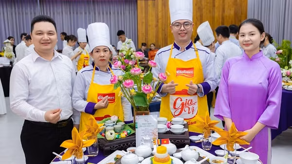 Các đội thi vào bếp chế biến món ăn tại thi năm nay.