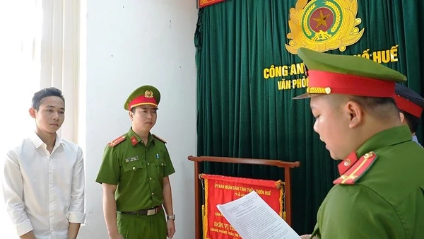 Văn phòng Cơ quan Cảnh sát điều tra đọc lệnh khởi tố vụ án, khởi tố bị can bắt tạm giam đối với Nguyễn Kim Tuấn.