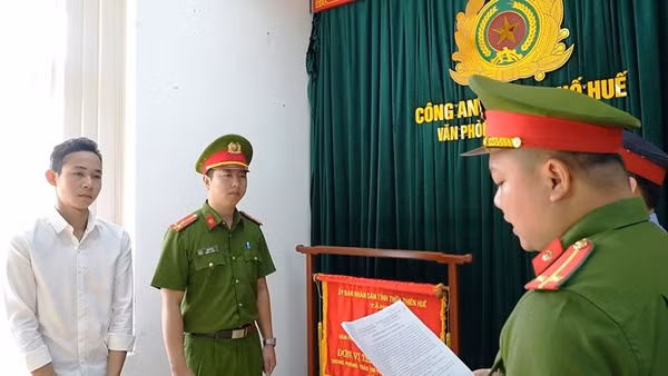 Văn phòng Cơ quan Cảnh sát điều tra đọc lệnh khởi tố vụ án, khởi tố bị can bắt tạm giam đối với Nguyễn Kim Tuấn.