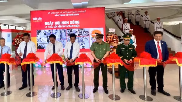 Các đại biểu thực hiện nghi thức khai mạc triển lãm chuyên đề “Ngày hội non sông - Lá phiếu của niềm tin và trách nhiệm”