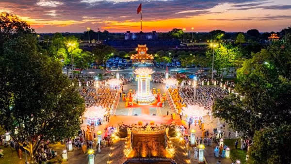 Lễ hội Hoa đăng với chủ đề “Ánh đạo Vàng son - Hội tụ Văn hóa, Lan tỏa Hòa bình” do Ban Trị sự Giáo hội Phật giáo Việt Nam thành phố Huế tổ chức tại Nghinh Lương Đình bên bờ sông Hương. 