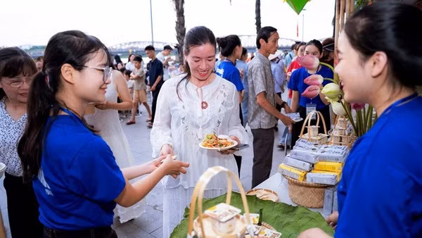 Lễ hội Ẩm thực chay - Festival Huế 2026 thu hút hơn 5.000 lượt khách là đông đảo người dân và du khách đến Huế tham gia.