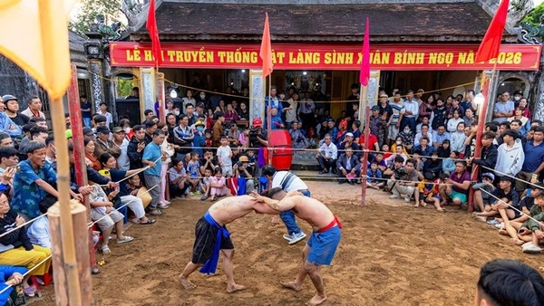 Hội vật truyền thống làng Sình được khai mạc từ sáng sớm mùng 10 Tết.