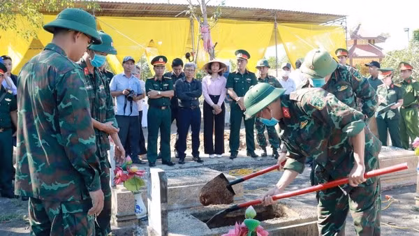 Ban chỉ đạo 515 thành phố Huế và phường Phong Điền tổ chức lấy mẫu, bàn giao mẫu và số hóa thông tin hài cốt liệt sĩ trên địa bàn. (Ảnh: LÊ SÁU).