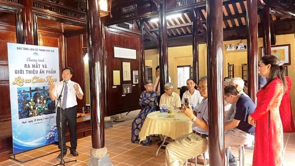 Bảo tàng Lịch sử thành phố Huế vừa phối hợp Câu lạc bộ Ca Huế Thính Phòng tổ chức buổi giới thiệu tập sách “Lời ca châu ngọc” do nhà thơ Võ Quê sưu tầm, biên soạn.