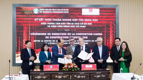 Thành phố Huế ký thỏa thuận hợp tác khoa học với Viện Viễn Đông Bác cổ Pháp. 