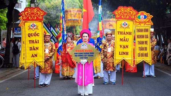 Đoàn cung nghênh Thánh Mẫu bằng đường bộ từ Thánh đường Thiên Tiên Thánh giáo (352 Chi Lăng) lên công viên Thương Bạc.