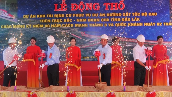 Các đại biểu động thổ dự án khu tái định cư phục vụ Dự án đường sắt tốc độ cao trên trục bắc-nam đoạn qua tỉnh Đắk Lắk. (Ảnh: CTV)