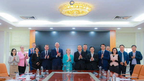 Với hai văn phòng tại Hà Nội và Thành phố Hồ Chí Minh, Queensland trở thành bang đầu tiên của Úc thiết lập trung tâm của khu vực tại Việt Nam.