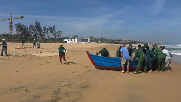 Cán bộ, chiến sĩ Đồn Biên phòng Tuy Hòa phối hợp người dân địa phương hỗ trợ trục vớt, đưa phương tiện gặp sự cố vào bờ an toàn.