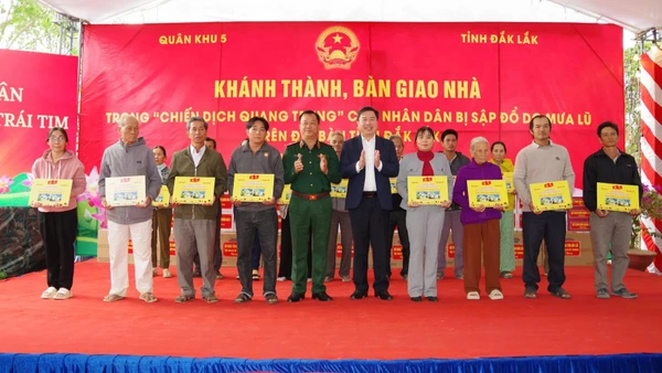 Thiếu tướng Trần Thanh Hải, Phó Tư lệnh Quân khu 5 và đồng chí Trần Hữu Thế, Phó Chủ tịch Thường trực Ủy ban Mặt trận Tổ quốc Việt Nam tỉnh Đắk Lắk tặng quà cho các hộ dân. 