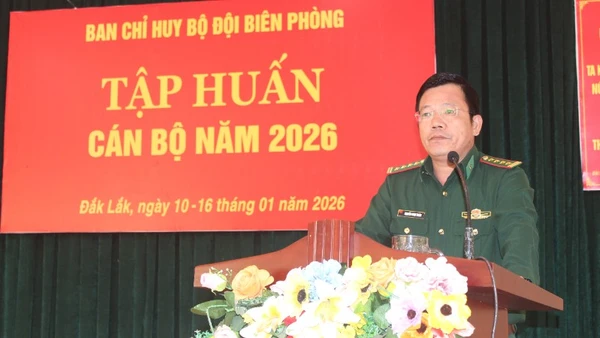 Đại tá Nguyễn Minh Tuyên, Phó Chỉ huy trưởng Bộ đội Biên phòng tỉnh Đắk Lắk phát biểu khai mạc lớp tập huấn.
