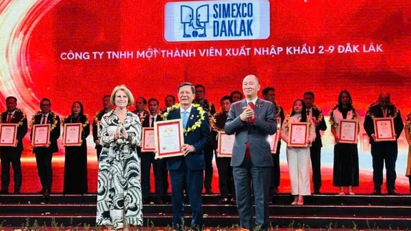 Ban tổ chức trao chứng nhận Simexco Daklak là một trong top 500 doanh nghiệp lớn nhất Việt Nam năm 2025.