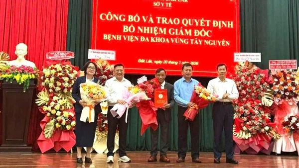 Lãnh đạo Sở Y tế tỉnh Đắk Lắk trao quyết định của Giám đốc Sở Y tế bổ nhiệm bác sĩ Trịnh Hồng Nhựt giữ chức Giám đốc Bệnh viện đa khoa vùng Tây Nguyên.