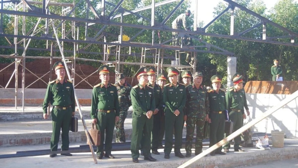 Đoàn công tác Quân khu 5 kiểm tra các tổ thi công tại thực địa.