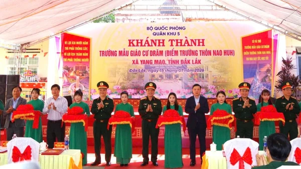 Thượng tướng Trương Thiên Tô cùng các đại biểu cắt băng khánh thành điểm trường thôn Nao Huh thuộc Trường Mẫu giáo Cư Đrăm, xã Yang Mao. 