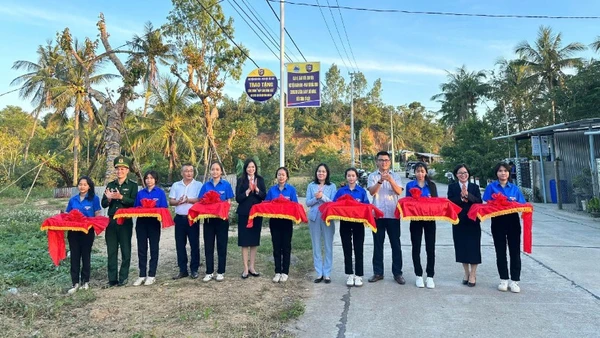 Đại diện các đơn vị cắt băng khánh thành, bàn giao công trình “Thắp sáng vùng biên” tại Khu phố Phương Phú, phường Xuân Đài, tỉnh Đắk Lắk.