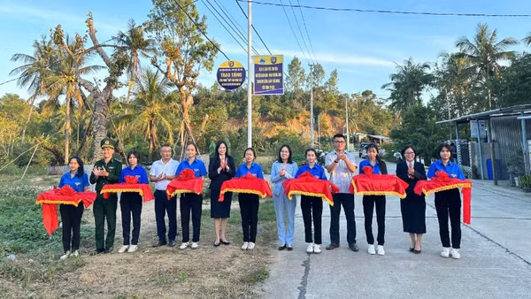 Đại diện các đơn vị cắt băng khánh thành, bàn giao công trình “Thắp sáng vùng biên” tại Khu phố Phương Phú, phường Xuân Đài, tỉnh Đắk Lắk.