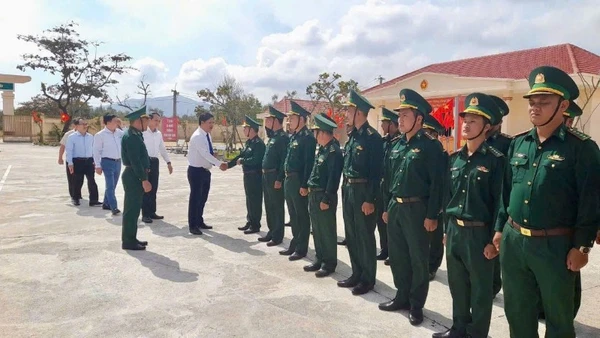 Đoàn công tác của Tỉnh ủy, Hội đồng nhân dân, Ủy ban nhân dân, Ủy ban Mặt trận Tổ quốc Việt Nam tỉnh Đắk Lắk đến thăm, chúc Tết cán bộ, chiến sĩ Đồn Biên phòng Hòa Hiệp Nam.