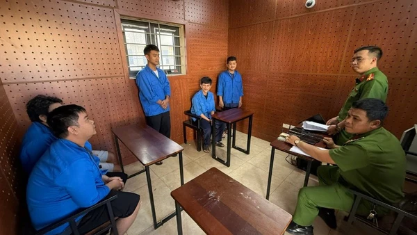 Các đối tượng trong đường dây tổ chức đánh bạc và đánh bạc tại cơ quan Công an.