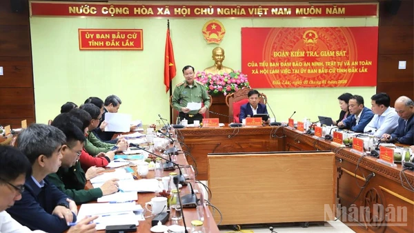 Thượng tướng Lê Tấn Tới, Trưởng Đoàn kiểm tra, giám sát của Tiểu ban bảo đảm an ninh, trật tự và an toàn xã hội, Hội đồng Bầu cử quốc gia, phát biểu tại buổi làm việc.