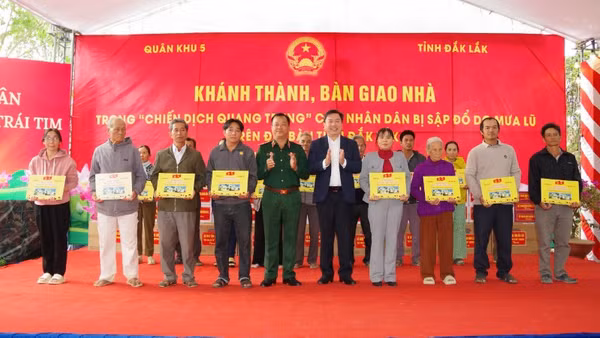 Quân khu 5 và Ủy ban nhân dân tỉnh Đắk Lắk tổ chức khánh thành, bàn giao nhà cho người dân vùng lũ tỉnh Đắk Lắk.