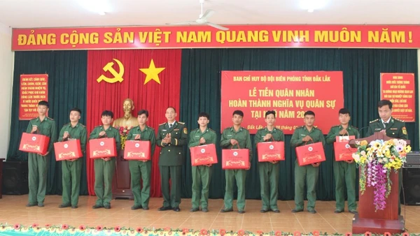 Đại tá Nguyễn Công Tuấn trao quà tặng các quân nhân hoàn thành nghĩa vụ quân sự.