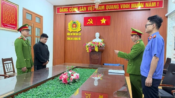 Công an xã Krông Pắc thi hành các quyết định khởi tố vụ án, khởi tố bị can và bắt tạm giam 2 tháng đối với Phạm Ngọc Khánh.