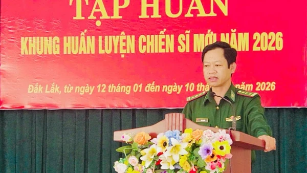 Thượng tá Bùi Minh Hải, Phó Tham mưu trưởng Bộ đội Biên phòng tỉnh Đắk Lắk phát biểu khai mạc tập huấn.