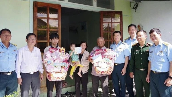 Quân chủng Phòng không Không quân khen thưởng các cá nhân tham gia hỗ trợ cứu nạn vụ rơi máy bay Yak-130. (Ảnh: Quân chủng Phòng không Không quân)