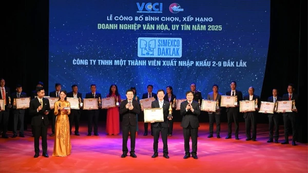 Ban tổ chức chương trình trao giải thưởng Doanh nghiệp Văn hóa, uy tín năm 2025 cho đại diện lãnh đạo Simexco Daklak.