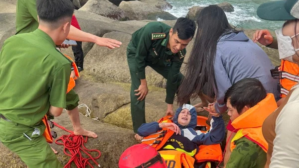 Lực lượng Biên phòng phối hợp các lực lượng khẩn trương tổ chức sơ cứu, đưa nạn nhân bị nạn bảo đảm an toàn để chuyển đến cơ sở y tế.