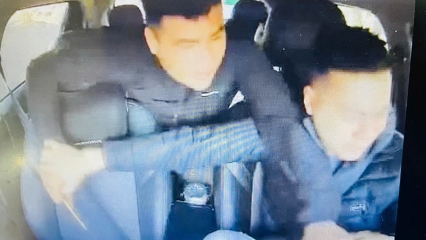 Hình ảnh tài xế xe tắc-xi Trương Ngọc Thắng bị người ngồi sau cầm vật nhọn tấn công. 