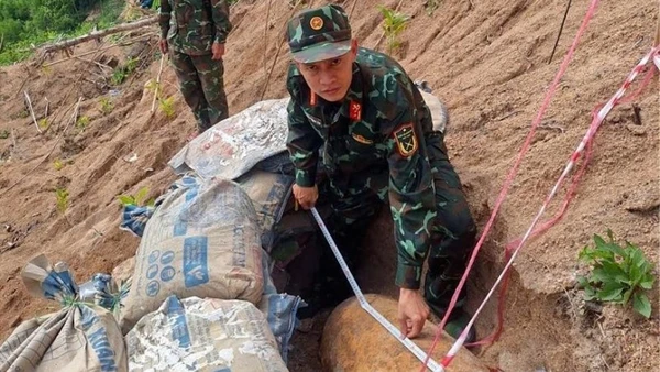 Lực lượng công binh Bộ Chỉ huy quân sự tỉnh Đắk Lắk kiểm tra thông số quả bom 750 -LB GP M117 trước khi hủy nổ. (Ảnh: Phan Diệm)