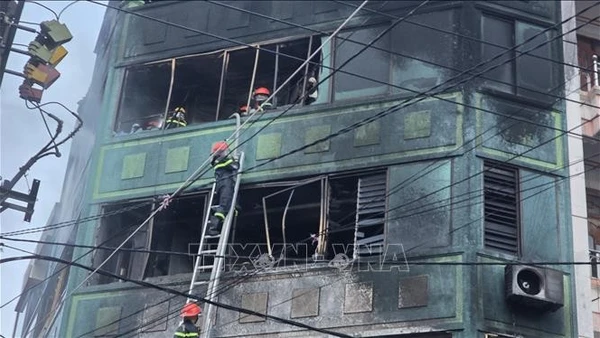 Lực lượng chức năng xử lý hiện trường vụ cháy.