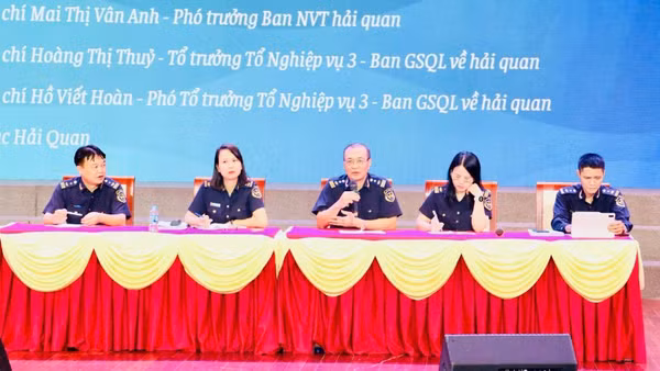Đại diện Chi cục Hải quan khu vực V và Ban Giám sát quản lý về hải quan giải đáp vướng mắc của doanh nghiệp liên quan đến hoạt động gia công, sản xuất xuất khẩu, chế xuất.