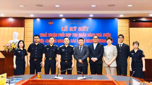 Đại diện Cục Hải quan và lãnh đạo 4 ngân hàng tham gia ký kết hợp tác thu ngân sách. (Ảnh: CHQ)
