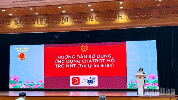 Tại hội nghị, một nội dung được tập huấn trao đổi, làm rõ đó là hướng dẫn sử dụng công cụ trợ lý ảo (Chatbot) tích hợp trên eTax Mobile. (Ảnh: MINH PHƯƠNG)