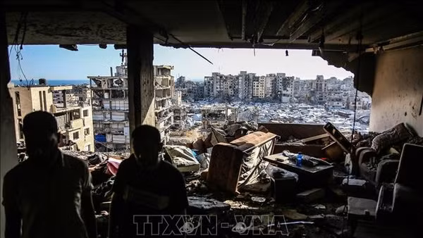 Tòa nhà bị phá hủy sau cuộc không kích của Israel tại Gaza. (Ảnh minh họa: THX/TTXVN) 