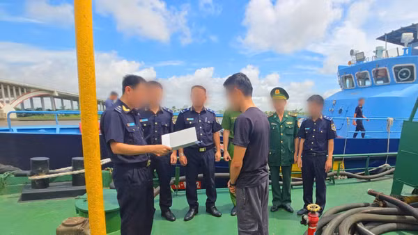 Lực lượng Hải quan phối hợp các đơn vị chức năng kiểm tra tàu HP-3789 trên vùng biển Hải Phòng. (Ảnh: Cục Hải quan) 