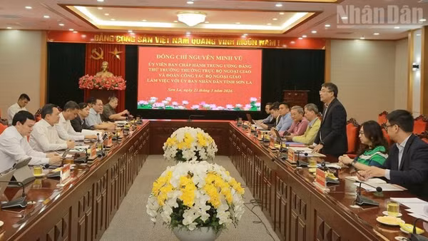 Đoàn công tác đồng chí Nguyễn Minh Vũ, Thứ trưởng Thường trực Bộ Ngoại giao cùng đoàn công tác đã có buổi làm việc với Ủy ban nhân dân tỉnh Sơn La.