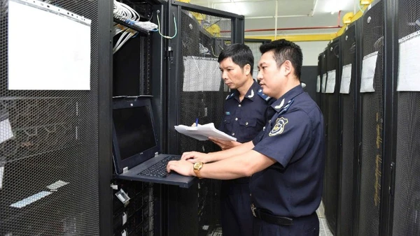 Cán bộ hải quan vận hành, kiểm tra hệ thống công nghệ thông tin.