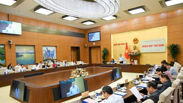 Quang cảnh phiên họp thứ năm Hội đồng Bầu cử quốc gia. (Ảnh: DUY LINH) 