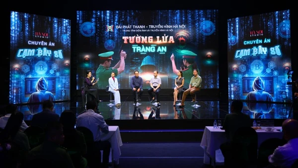 Ê-kíp thực hiện phim "Tường lửa Tràng An" giao lưu tại lễ giới thiệu và khởi động phim.