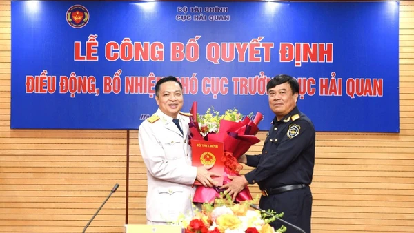 Thừa ủy quyền Bộ trưởng Tài chính, Cục trưởng Cục Hải quan Nguyễn Văn Thọ (bên phải) trao Quyết định bổ nhiệm ông Nguyễn Thành Hưng giữ chức vụ Phó Cục trưởng Cục Hải quan. (Ảnh: CHQ)