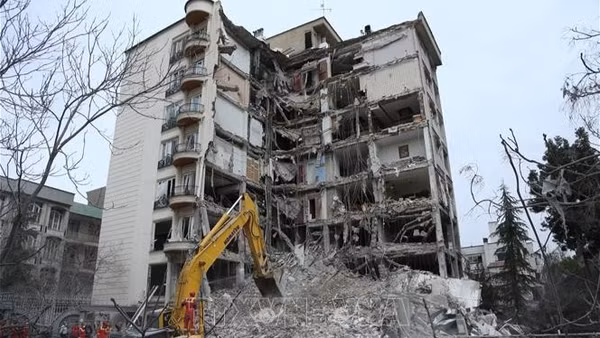 Tòa nhà bị phá hủy sau cuộc không kích của lực lượng phối hợp Mỹ và Israel xuống Tehran, Iran. (Ảnh: THX/TTXVN)